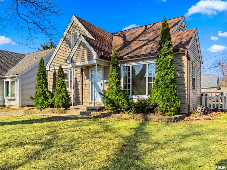 1015 E Fairoaks Avenue