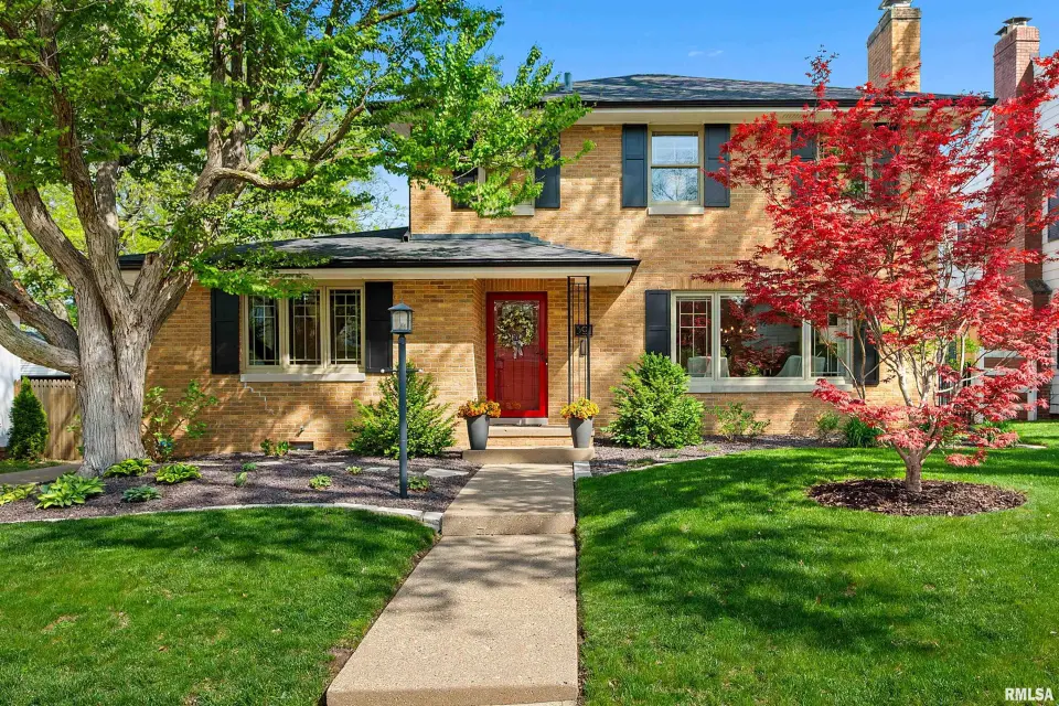 301 W Hollyridge Circle